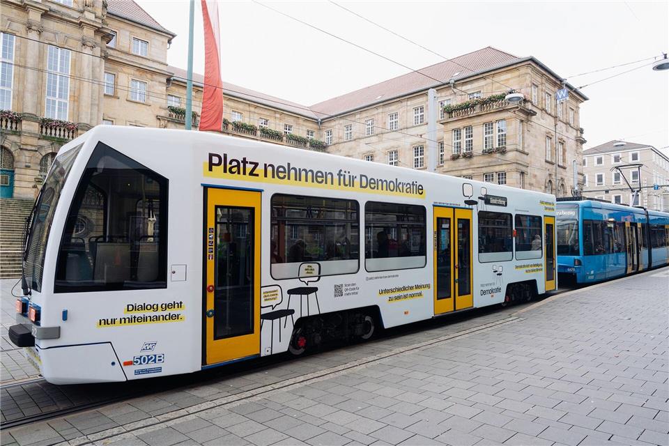Der Demokratiezug in Kassel ist ein rollender Treffpunkt für offene Debatten.  Can Wagener/Platz nehmen für Demokratie/dpa