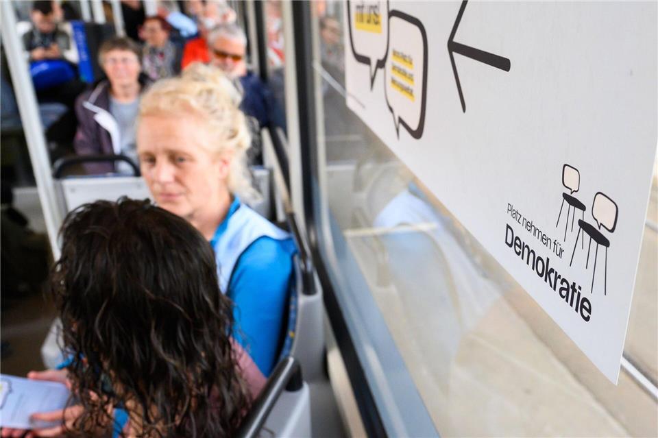 Der Demokratiezug will Menschen ins Gespräch bringen. Swen Pförtner/dpa