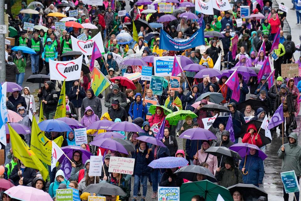 Der Demonstrationszug ging bei Regen durch die Kieler Innenstadt zum Landeshaus.Martin Ziemer/dpa