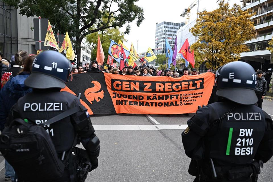 Der Demozug ist in Stuttgart unterwegs.Bernd Weißbrod/dpa
