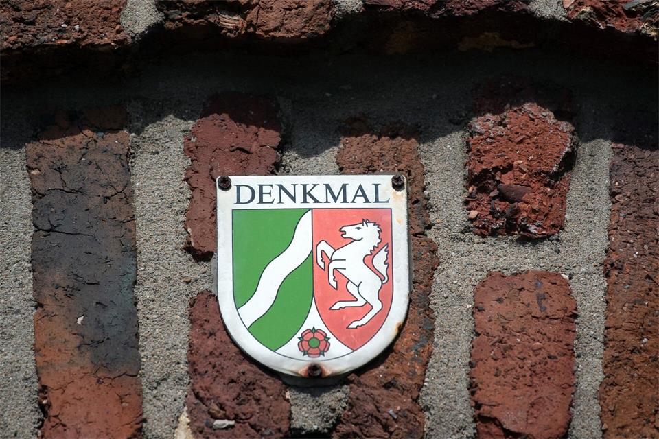 Der Denkmalschutz für Liegenschaften des Landes oder Bundes, die der Landes- oder Bündnisverteidigung dienen, wird in NRW gelockert. (Symbolbild)Federico Gambarini/dpa