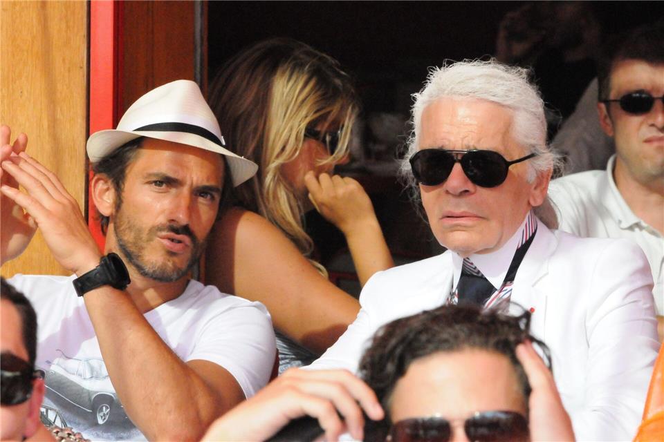 Der Designer Karl Lagerfeld und sein Bodyguard Sébastien Jondeau im Sommer 2010 im südfranzösischen St. Tropez.picture alliance / dpa