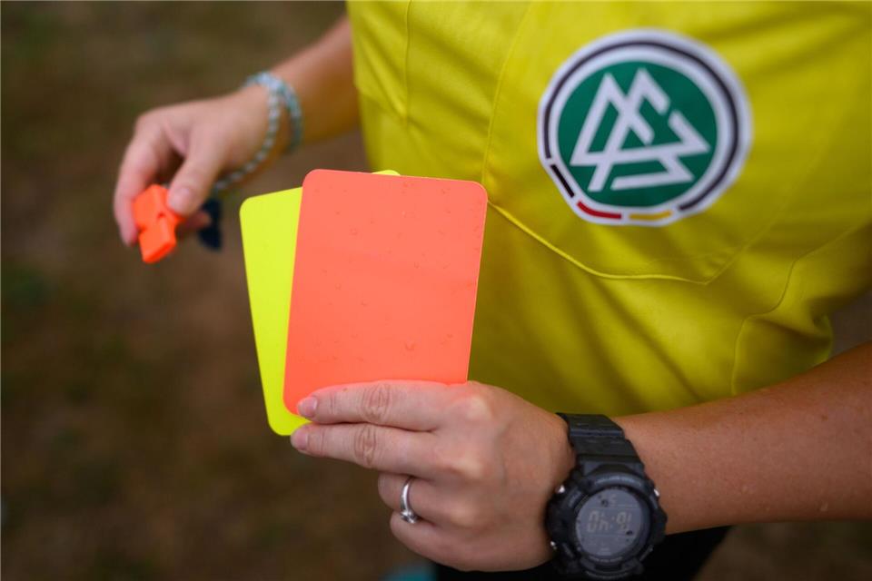 Der Deutsche Fußball-Bund will sich erst zu einem späteren Zeitpunkt mit den neuen WM-Regeln befassen. (Symbolbild)Robert Michael/dpa