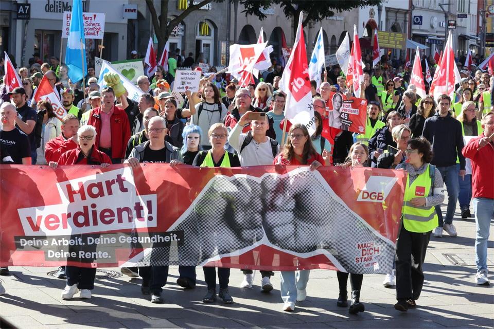 Der Deutsche Gewerkschaftsbund (DGB) rief unter dem Motto „Hart verdient! Deine Arbeit. Deine Gesundheit. Deine Rente.“ zu einem bundesweiten Aktionstag auf.Bodo Schackow/dpa