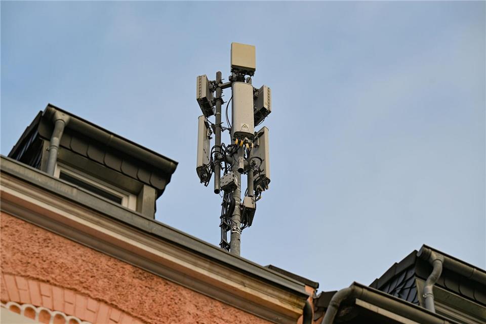 Der Deutsche Landkreistag fordert ein nationales Roaming, um eine bessere Abdeckung beim Mobilfunknetz zu erreichen. (Archivbild)Wolf von Dewitz/dpa