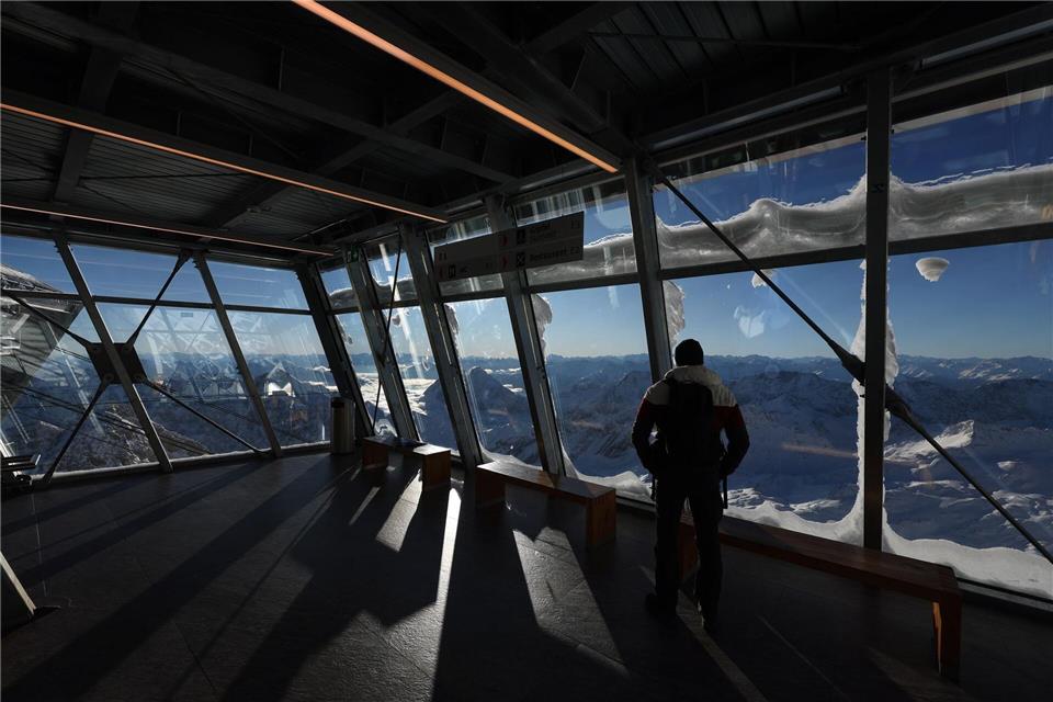 Der Deutsche Wetterdienst (DWD) kündigt neuen Schneefall in den Alpen an.Karl-Josef Hildenbrand/dpa