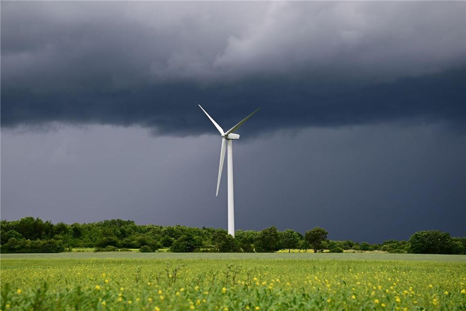 Der Deutsche Wetterdienst (DWD) rechnet am Wochenende mit teils starken Gewittern in Niedersachsen. (Archivbild)Julian Stratenschulte/dpa