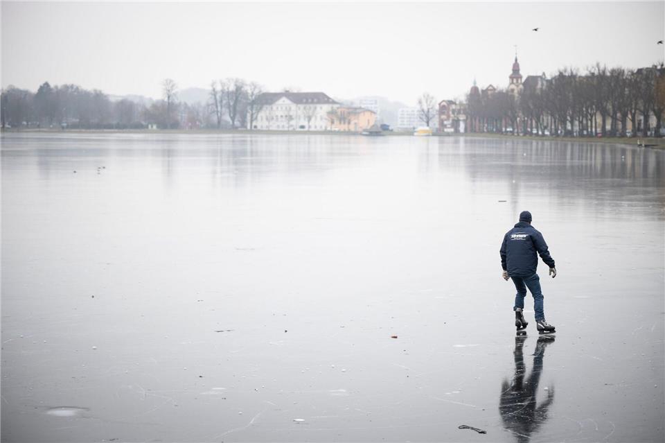 Der Deutsche Wetterdienst (DWD) rechnet mit glatten Straßen zum Wochenstart in Mecklenburg-Vorpommern. (Archivbild)Philip Dulian/dpa