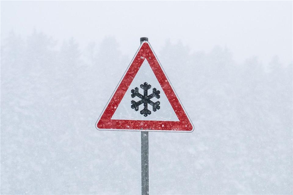 Der Deutsche Wetterdienst erwartet Glätte. (Symbolbild)Silas Stein/dpa