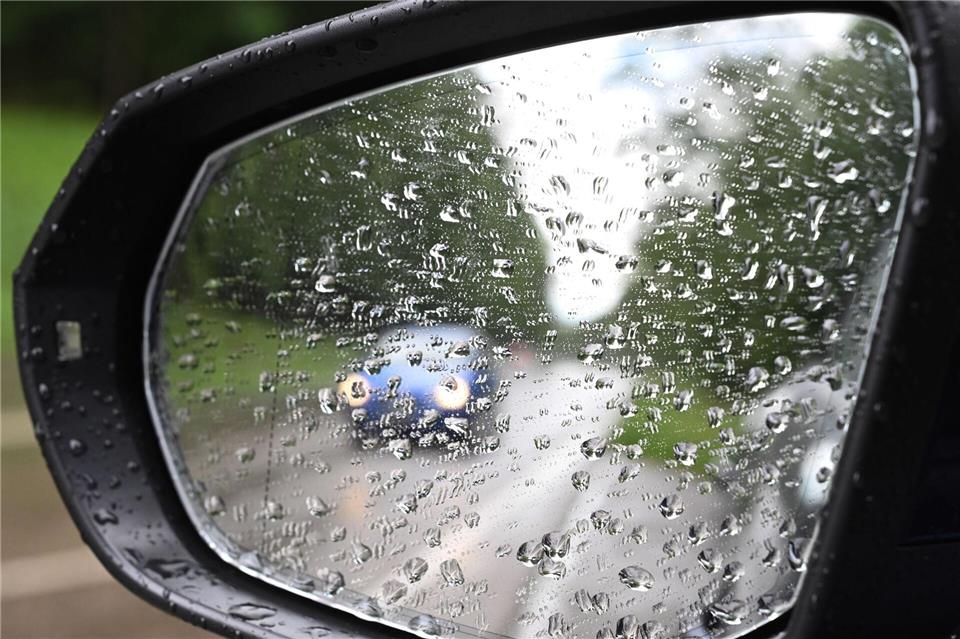 Der Deutsche Wetterdienst erwartet Regen und Gewitter im Freistaat. (Symbolbild) Bernd Weißbrod/dpa