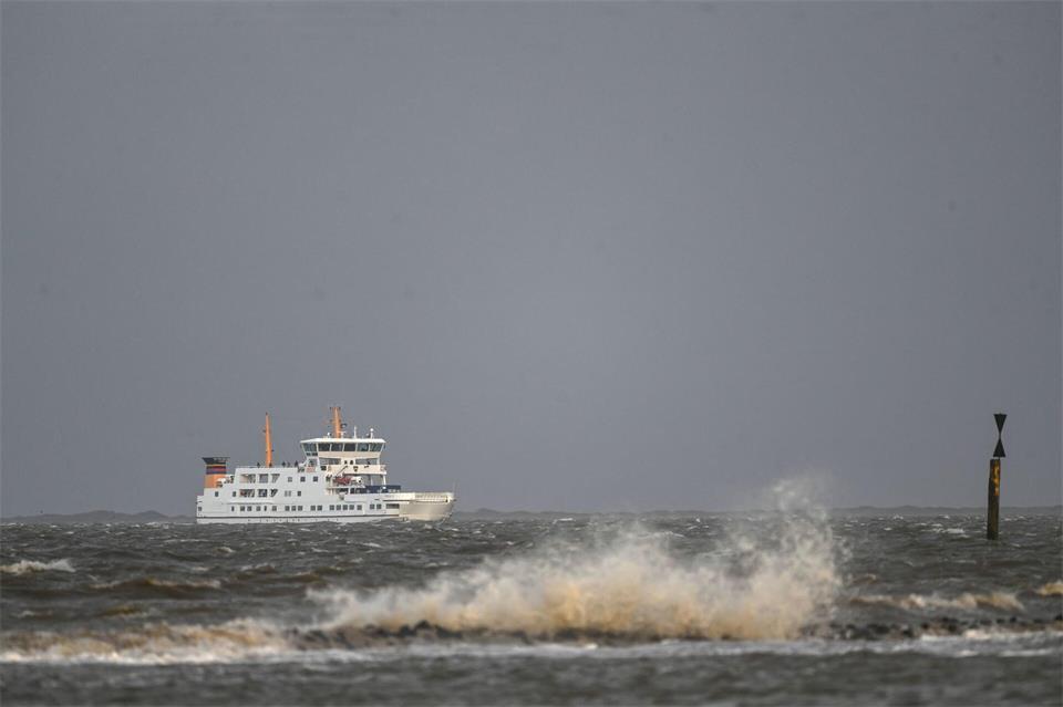 Der Deutsche Wetterdienst erwartet am Sonntag orkanartige Böen an der Küste.Lars Penning/dpa