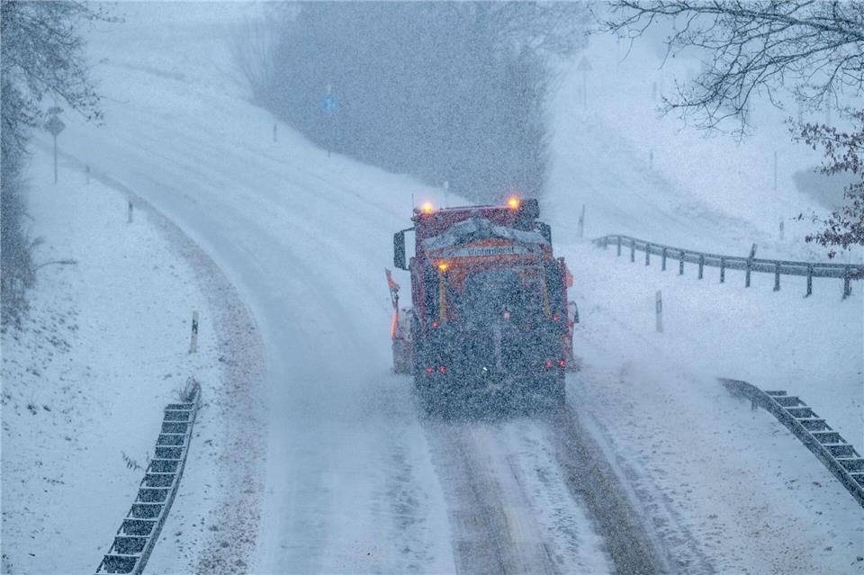 Der Deutsche Wetterdienst erwartet für den Sonntag Neuschnee in Bayern. (Archivbild)Armin Weigel/dpa