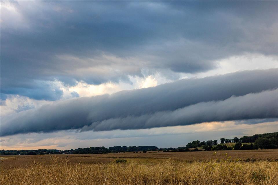 Der Deutsche Wetterdienst erwartet heute Schauer und Gewitter. (Archivbild)Frank Hammerschmidt/dpa/ZB