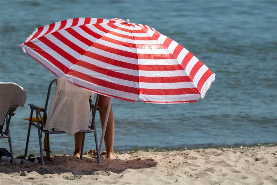 Der Deutsche Wetterdienst hat für den Tag erneut eine Warnung vor extremer Hitze in Mecklenburg-Vorpommern herausgegeben.Stefan Sauer/dpa