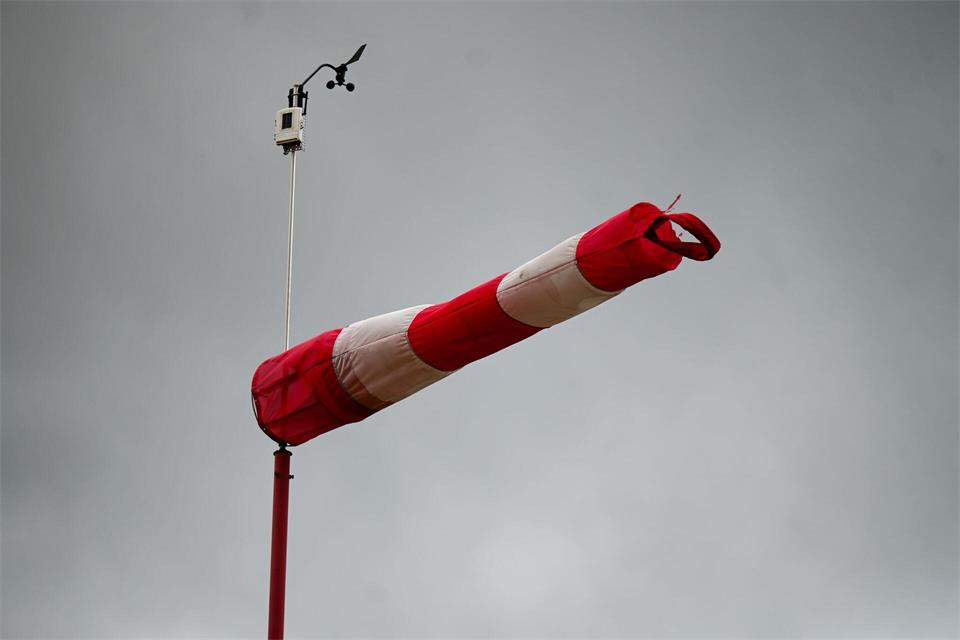 Der Deutsche Wetterdienst hat in der Nacht Windgeschwindigkeiten von bis zu 134 Kilometern pro Stunde auf dem Brocken gemessen. (Symbolbild)Marius Bulling/dpa