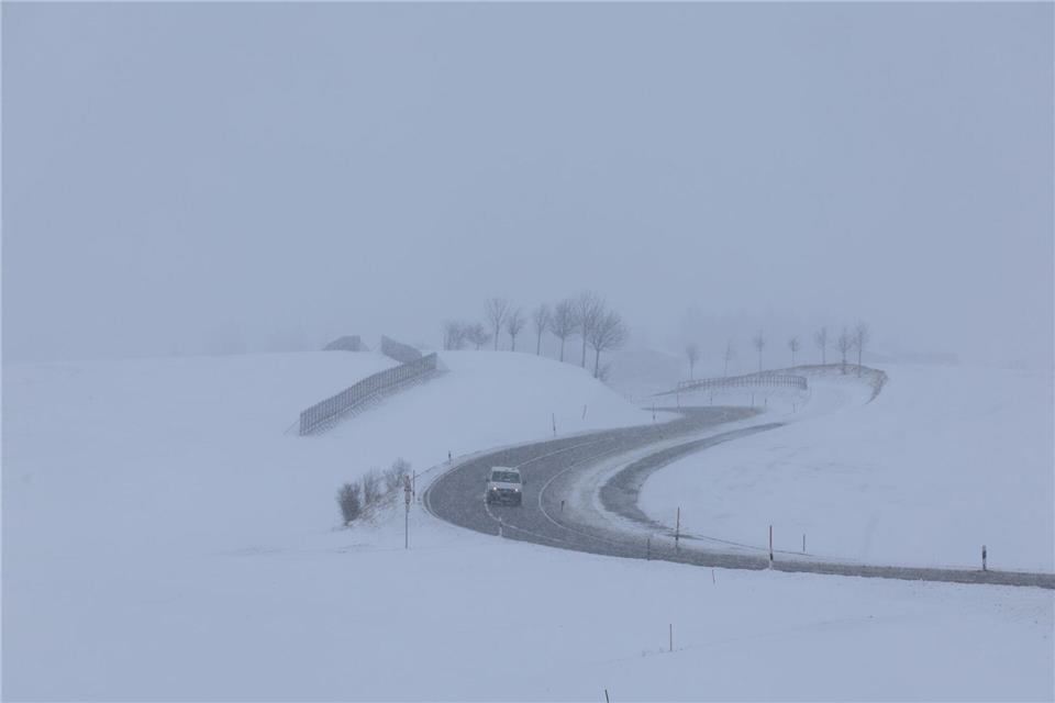 Der Deutsche Wetterdienst rechnet am Freitag mit Glätte und Schnee in weiten Teilen Bayerns. Karl-Josef Hildenbrand/dpa