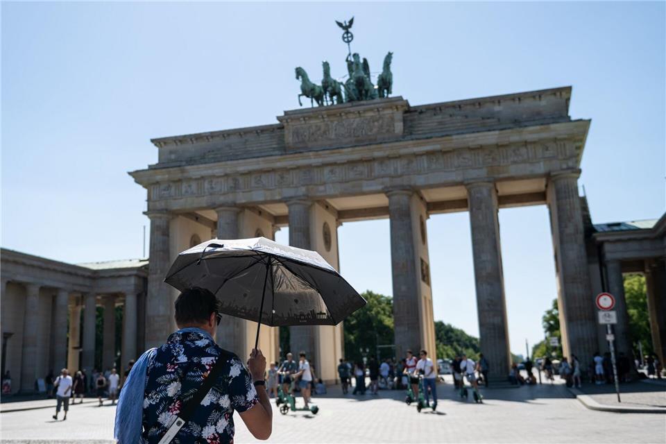Der Deutsche Wetterdienst rechnet am Wochenende in Berlin mit starker Hitze. (Archivbild)Fabian Sommer/dpa