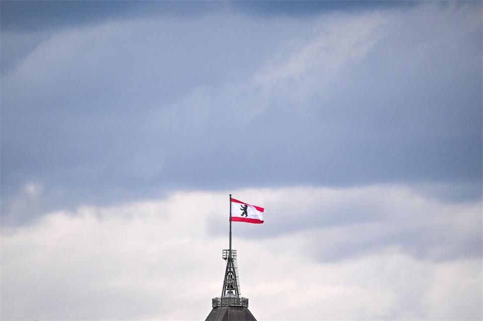 Der Deutsche Wetterdienst rechnet in den kommenden Tagen mit vielen Wolken. (Archivbild)Britta Pedersen/dpa