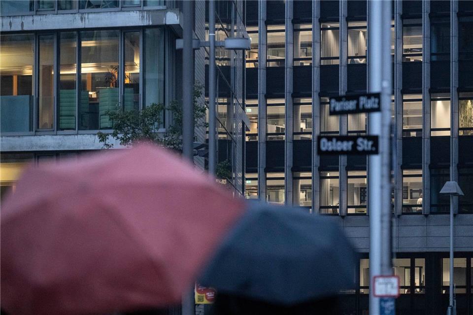 Der Deutsche Wetterdienst rechnet mit stürmischem Wetter. (Archivbild) Marijan Murat/dpa