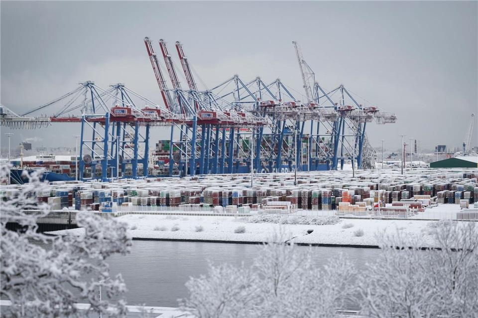 Der Deutsche Wetterdienst rechnet mit weiterem Schneefall, Frost und stürmischen Böen in Hamburg und Schleswig-Holstein.Christian Charisius/dpa