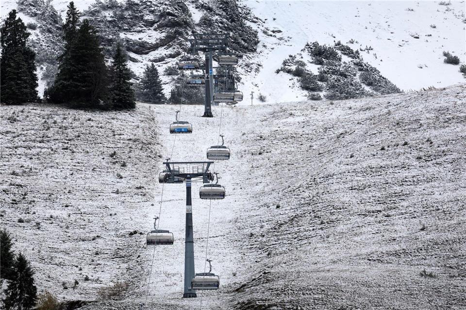 Der Deutsche Wetterdienst rechnet oberhalb der 1.000-Meter-Marke mit bis zu 20 Zentimetern Neuschnee.Karl-Josef Hildenbrand/dpa