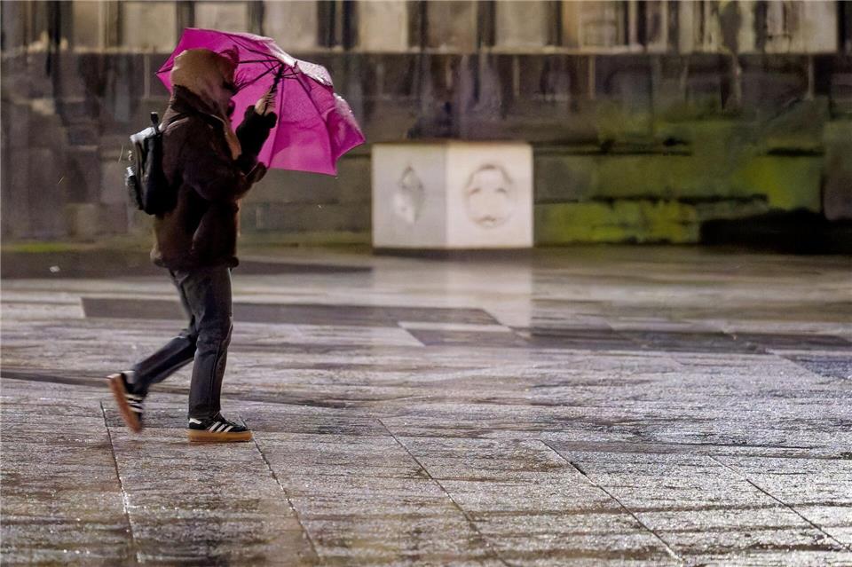 Der Deutsche Wetterdienst sagt für heute Sturm und Regen voraus.Henning Kaiser/dpa