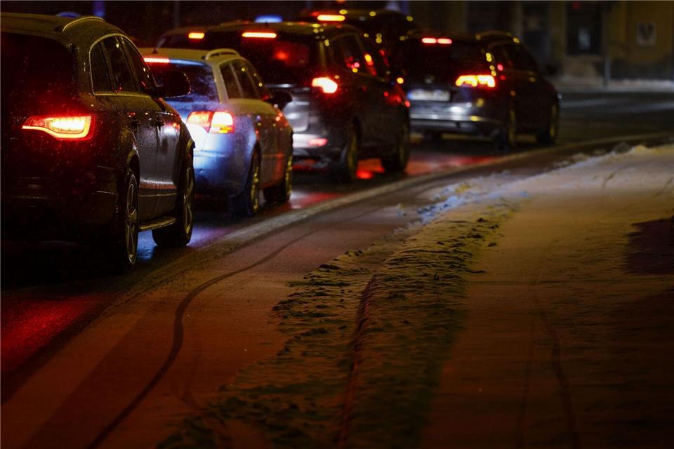 Der Deutsche Wetterdienst sagt leichten Schneefall vor allem im Westen und Süden Niedersachsens voraus - und Glätte. (Symbolbild)David-Wolfgang Ebener/dpa