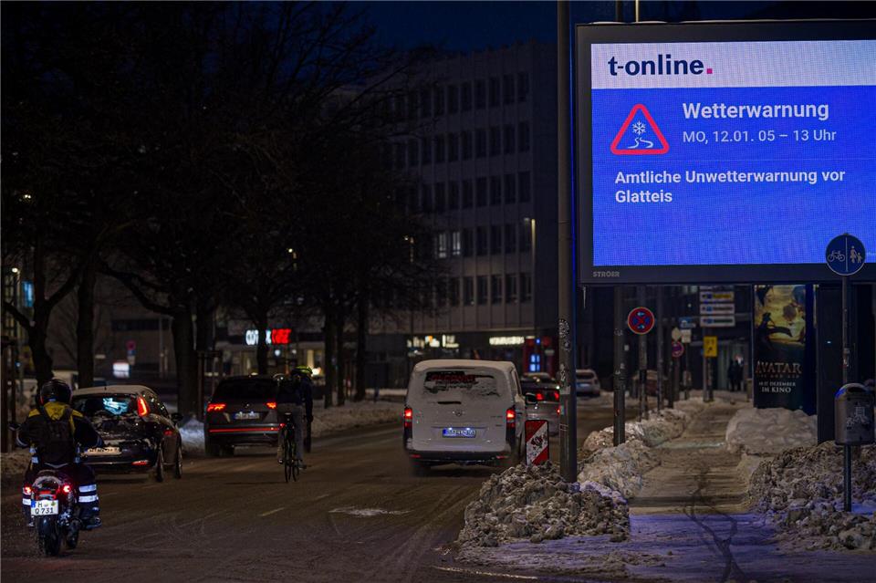 Der Deutsche Wetterdienst warnt am Morgen vor Glatteis.Moritz Frankenberg/dpa