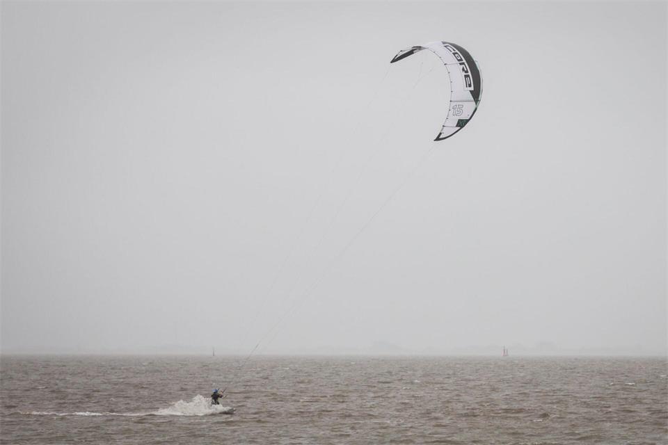 Der Deutsche Wetterdienst warnt für den Donnerstag vor stürmischen Böen an der Nordseeküste. (Symbolbild)Focke Strangmann/dpa