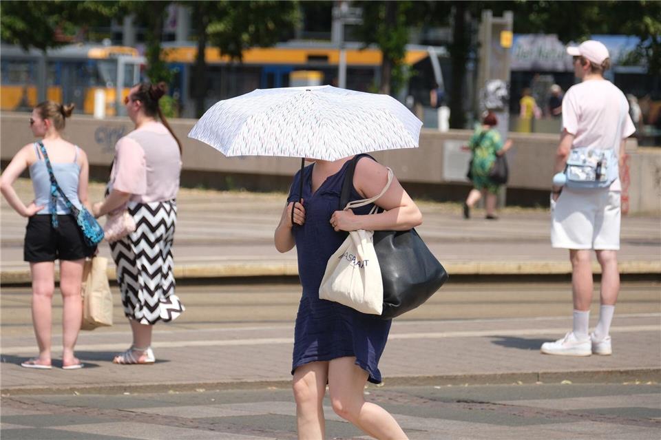 Der Deutsche Wetterdienst warnt in Sachsen vor einer starken bis extremen Wärmebelastung.Sebastian Willnow/dpa