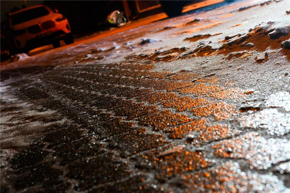 Der Deutsche Wetterdienst warnt vor Glättegefahr in Teilen Sachsen-Anhalts. (Symbolbild)Julian Stratenschulte/dpa