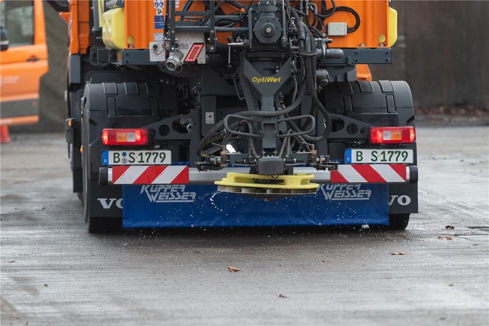 Der Deutsche Wetterdienst warnt vor glatten Straßen in Berlin. (Archivbild)Christophe Gateau/dpa