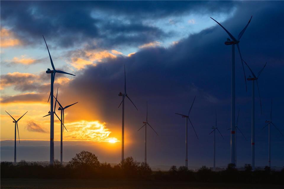 Der Deutsche Wetterdienst warnt vor glatten Straßen und aufziehendem Schnee. (Symbolbild)Patrick Pleul/dpa
