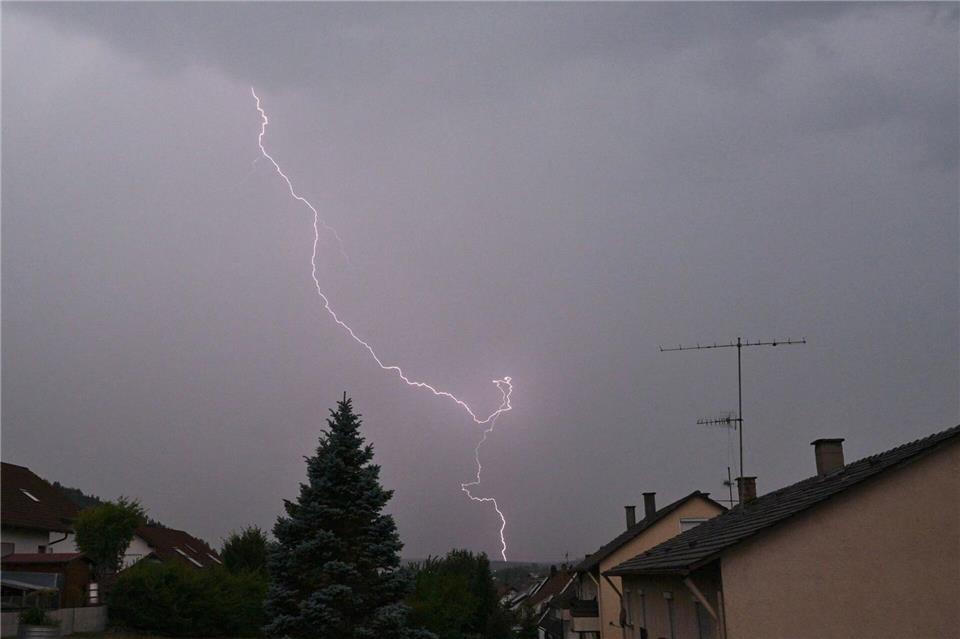 Der Deutsche Wetterdienst warnt vor schwerem Gewitter. Silas Stein/dpa