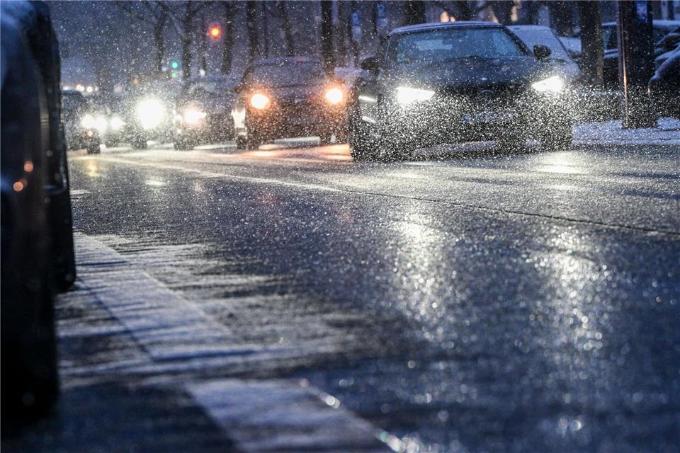 Der Deutsche Wetterdienst warnte vor Glatteis in Berlin und Brandenburg. Jens Kalaene/dpa