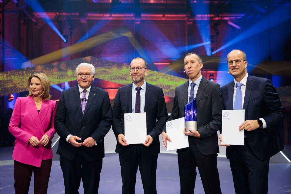 Der Deutsche Zukunftspreis ging in diesem Jahr an das Team „Kraftpaket fürs Klima - Fernverkehr-Lkw mit Wasserstoff elektrisch betreiben.Carsten Koall/dpa