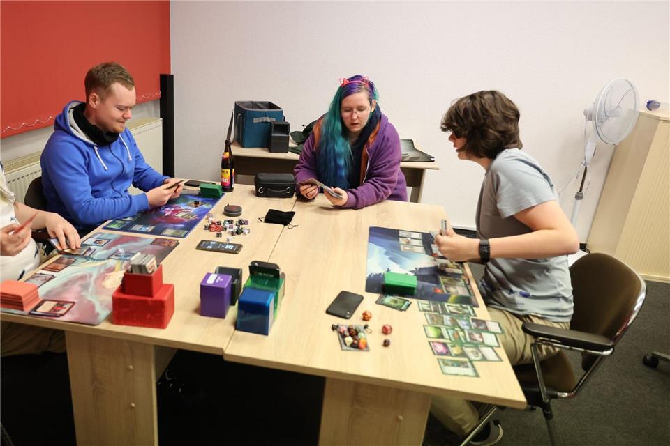 Der „Dicefire“-Spieletreff in Gera versteht sich als ein Ort für analoges Spielen in verschiedenen Varianten. Bodo Schackow/dpa