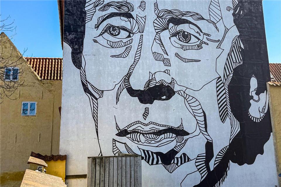 Der Dichter als Mural: Dieses Giebelportrait in Odense zeigt Hans Christian Andersen.Wolfgang Stelljes/dpa-tmn