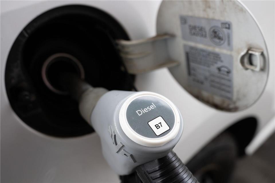 Der Dieselpreis ist sogar minimal gefallen. (Archivbild)Sebastian Kahnert/dpa