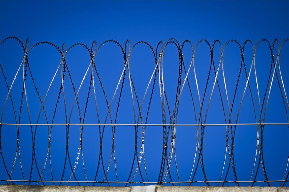 Der Digitalfunk von zahlreichen Haftanstalten lässt sich mit einem geringen technischen Aufwand auch aus der Ferne abhören.Soeren Stache/dpa