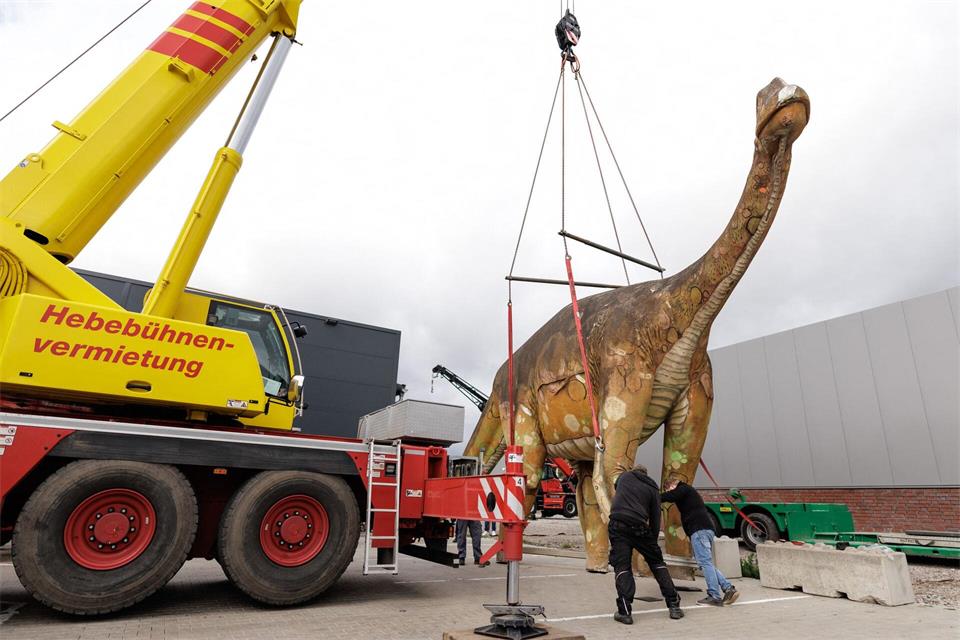 Der Dino wird per Kran verladen.David Ebener/dpa