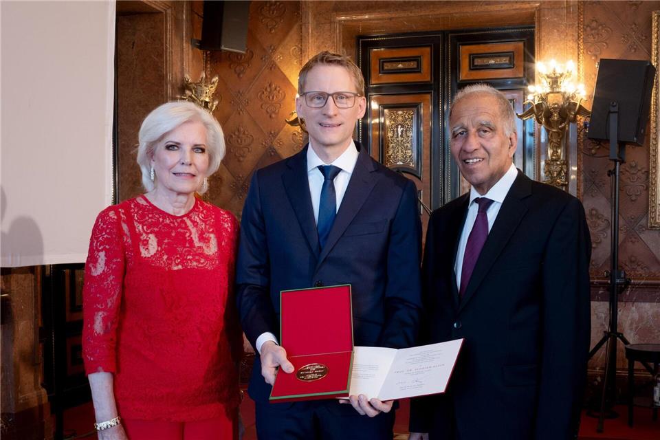 Der Direktor des Instituts für Virologie der Uniklinik Köln, Florian Klein, ist mit dem Hamburger Wissenschaftspreis ausgezeichnet worden. Jann Wilken/AdWHH/dpa