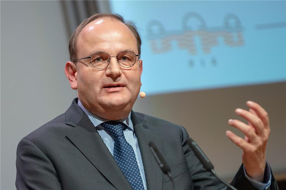Der Direktor des Potsdam-Instituts für Klimafolgenforschung (PIK), Ottmar Edenhofer, kritisiert die Ergebnisse des Klimagipfels von Baku (Archivbild).Monika Skolimowska/dpa-Zentralbild/ZB