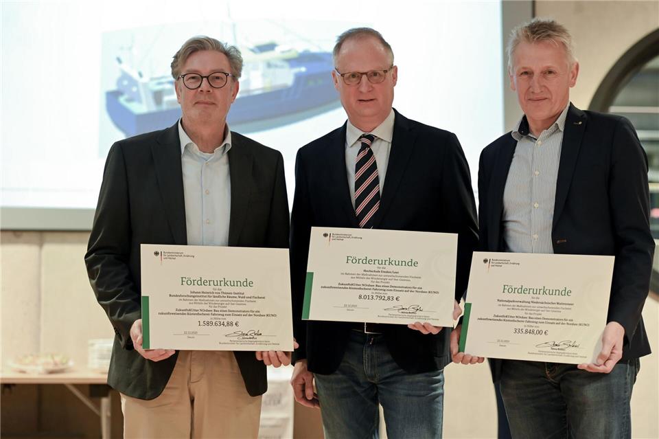 Der Direktor des Thünen Instituts für Seefischerei, Gerd Kraus (l.), Professor Jann Strybny und der Leiter der Nationalparkverwaltung Niedersächsisches Wattenmeer, Peter Südbeck (r.), nahmen den Förderbescheid entgegen. Lars Penning/dpa