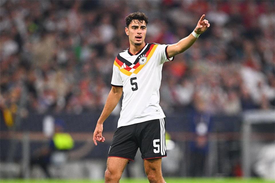 Der Dirigent mit der ruhmreichen Beckenbaler-Nummer. Tom Weller/dpa