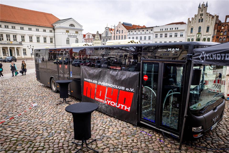 Der Disco-Bus MoYo ist ein umgebauter Linienbus mit dem Baujahr 2012.Jens Büttner/dpa