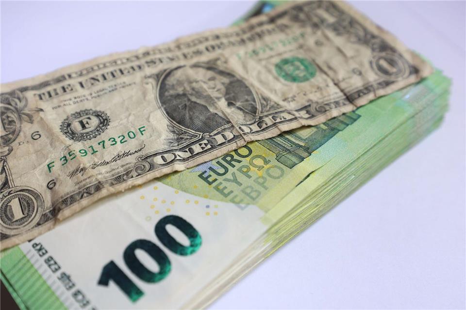 Sinkender Dollar schlecht für Bayerns Industrie Der Dollar ist globale Reservewährung. Doch US-Präsident Donald Trumps Wirtschafts- und Finanzpolitik verunsichert die Kapitalmärkte. In den vergangenen Monaten hat die US-Währung im Vergleich zum Euro kräftig an Wert verloren. (Symbolbild)Karl-Josef Hildenbrand/dpa