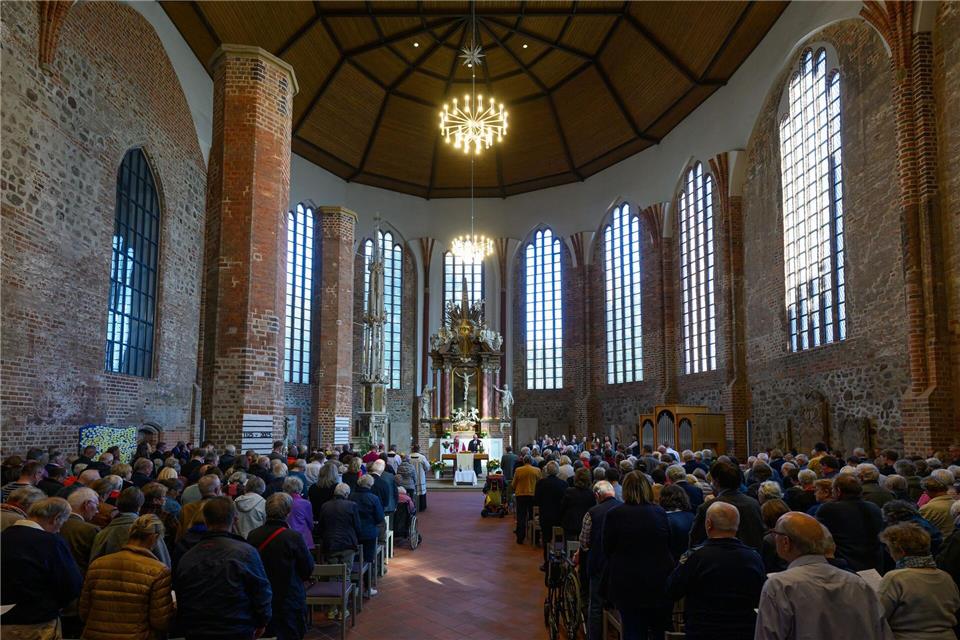 Kirchen erinnern an Bistums-Gründung Lebus vor 900 Jahren Der Dom in Fürstenwalde ist beim Gottesdienst zum 900. Jahrestag der Gründung des Bistums Lebus gut gefüllt. Patrick Pleul/dpa