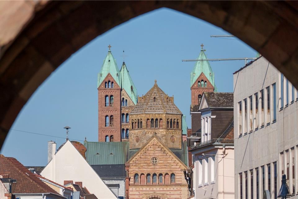 Der Dom zu Speyer ist durch einen Torbogen der mittelalterliches Stadtbefestigung zu sehen.