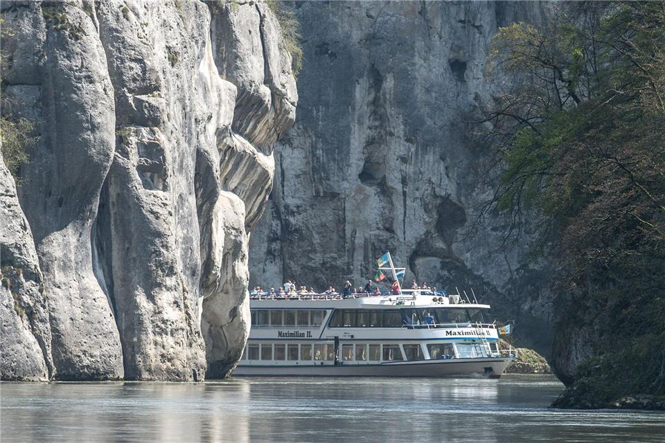 Der Donaudurchbruch wird regelmäßig von Ausflugsschiffen befahren. (Archivbild)Armin Weigel/dpa